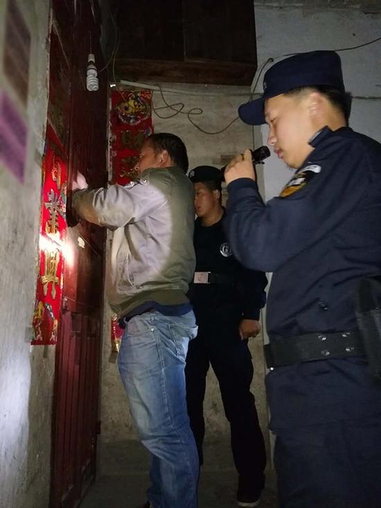 白银粗心妈妈误将幼女锁家中 民警全城寻开锁师傅开门