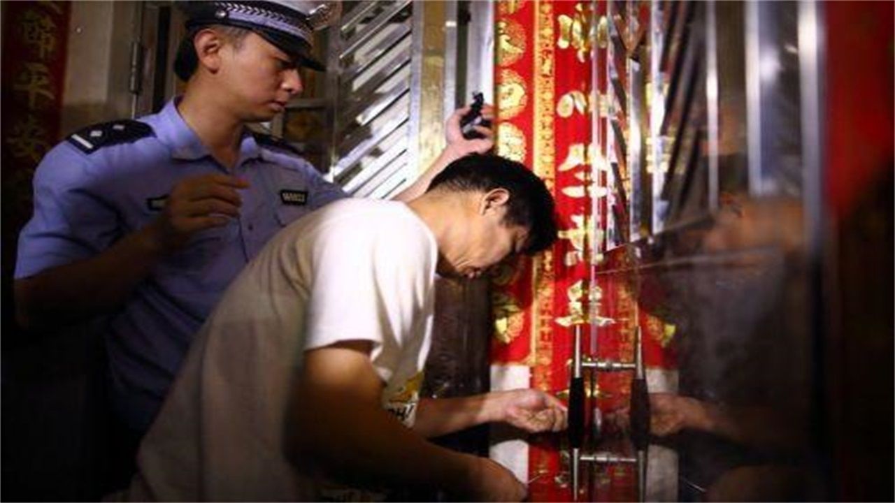 白银请开锁师傅开了锁后，师傅为什么一般都不进门，就算主人请也不进去？